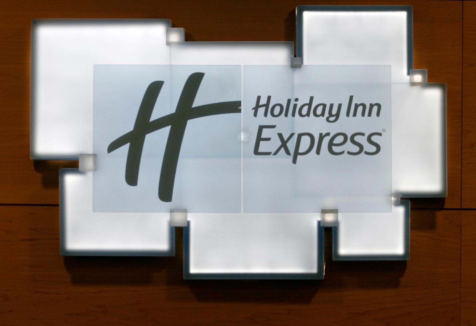 Holiday Inn Express Sant Cugat, An Ihg Hotel Sant Cugat del Valles Exterior photo